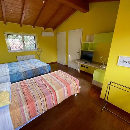 Lussuosa Villa Vicino Alla Stazione Caronno Pertusella Bagian luar foto