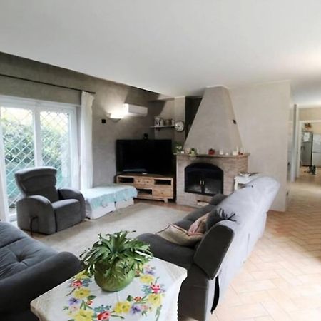 Lussuosa Villa Vicino Alla Stazione Caronno Pertusella Bagian luar foto