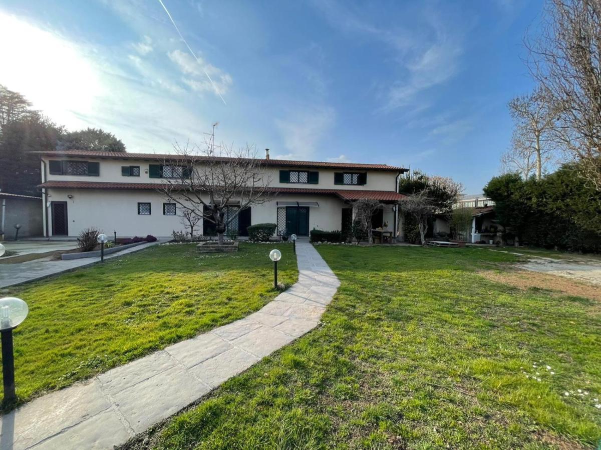 Lussuosa Villa Vicino Alla Stazione Caronno Pertusella Bagian luar foto