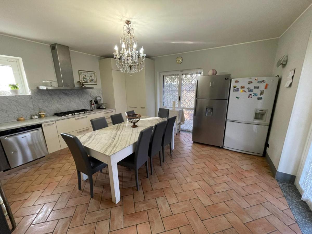 Lussuosa Villa Vicino Alla Stazione Caronno Pertusella Bagian luar foto