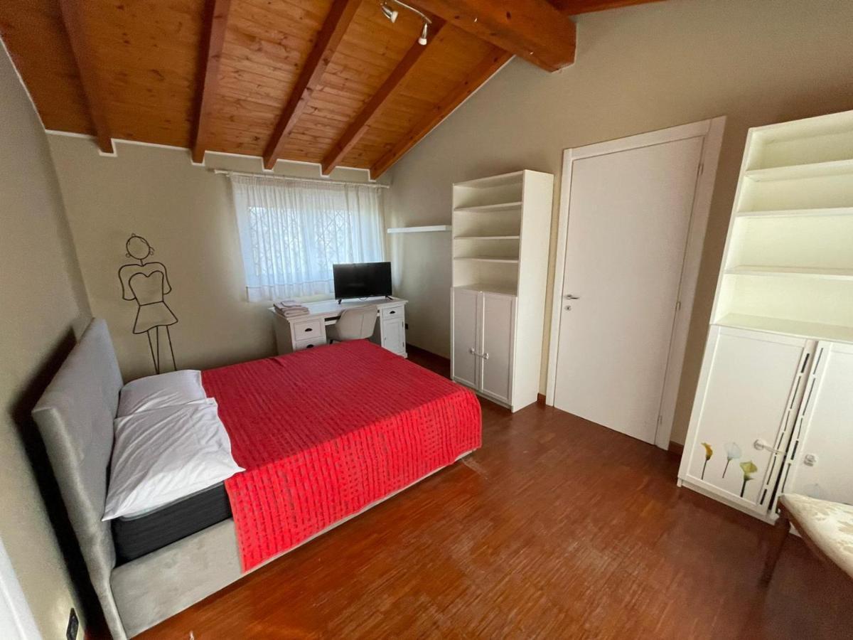 Lussuosa Villa Vicino Alla Stazione Caronno Pertusella Bagian luar foto