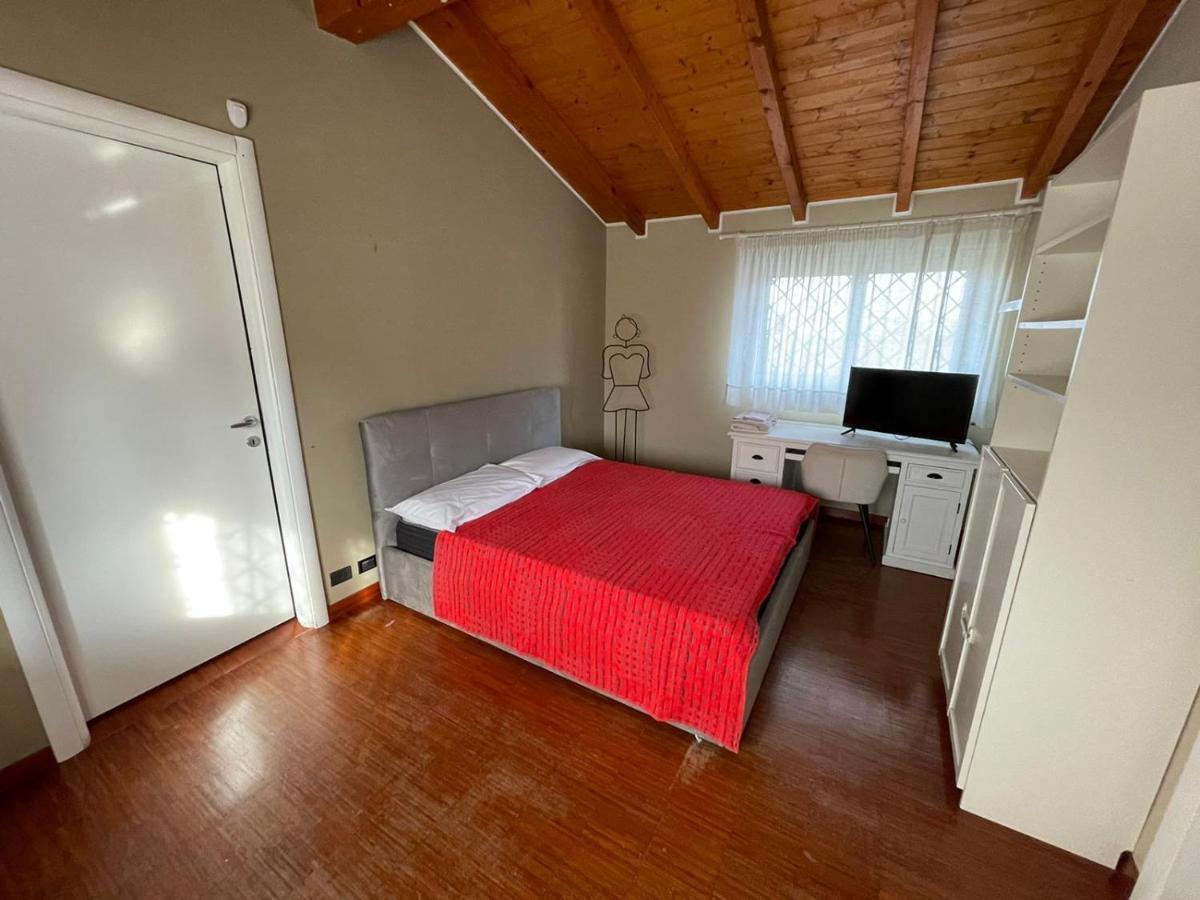Lussuosa Villa Vicino Alla Stazione Caronno Pertusella Bagian luar foto