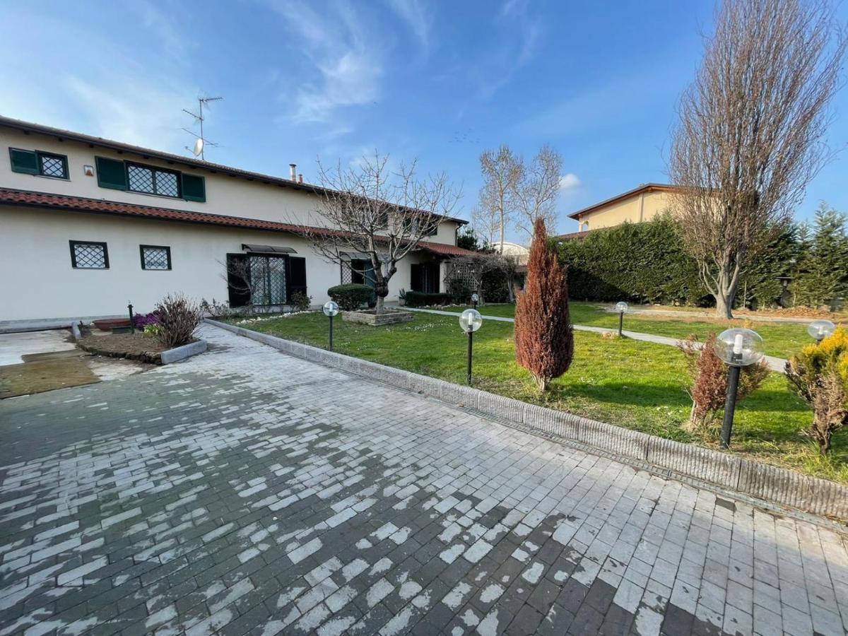 Lussuosa Villa Vicino Alla Stazione Caronno Pertusella Bagian luar foto