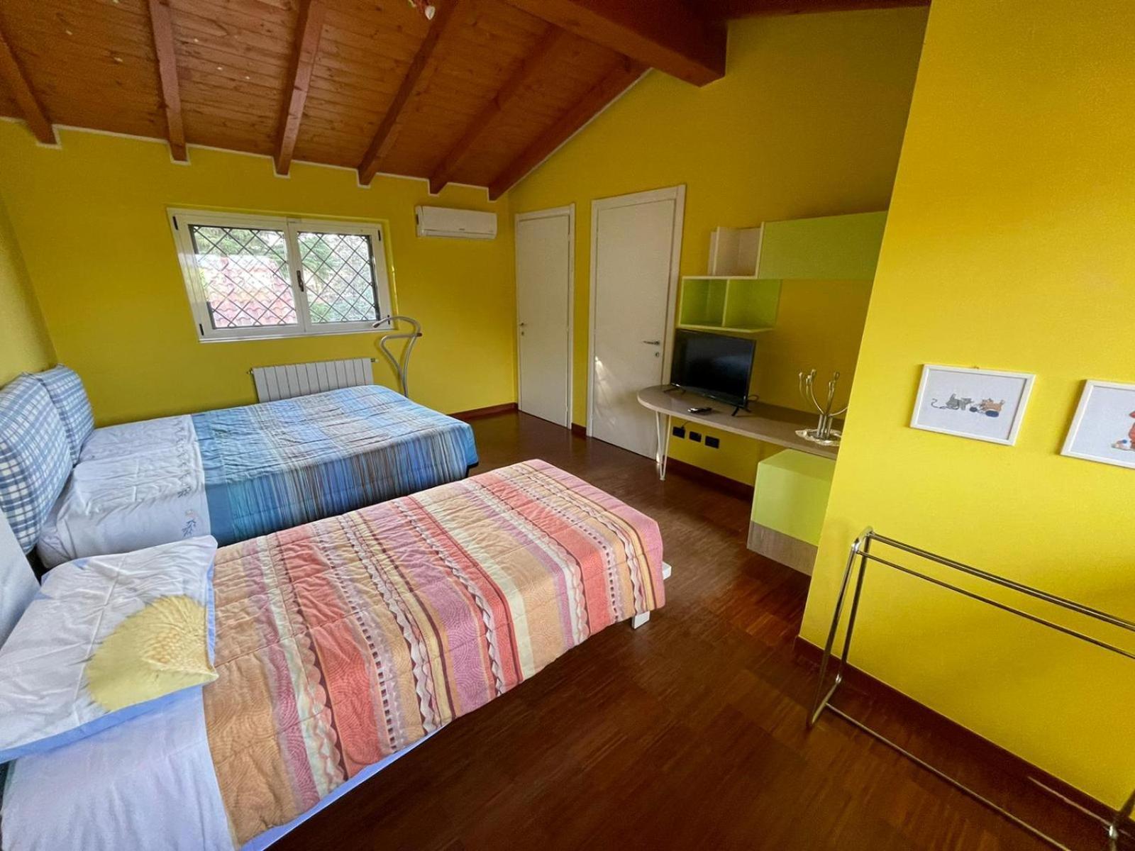 Lussuosa Villa Vicino Alla Stazione Caronno Pertusella Bagian luar foto